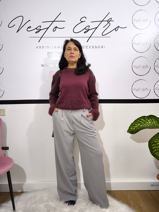 Maglia bordeaux con bordo e polsini in pelliccia sintetica - look chic e avvolgente