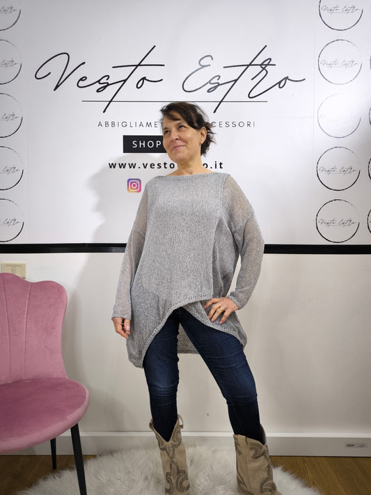 Maglia leggera oversize tulipano maniche lunghe abbinata a un jeans skinny e texano