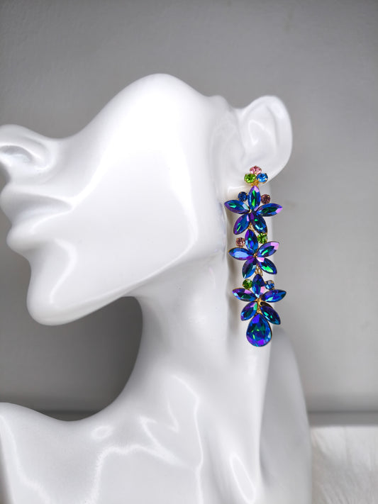 Orecchini pendenti floreali in cristallo colore blu, design elegante con pendente a goccia.