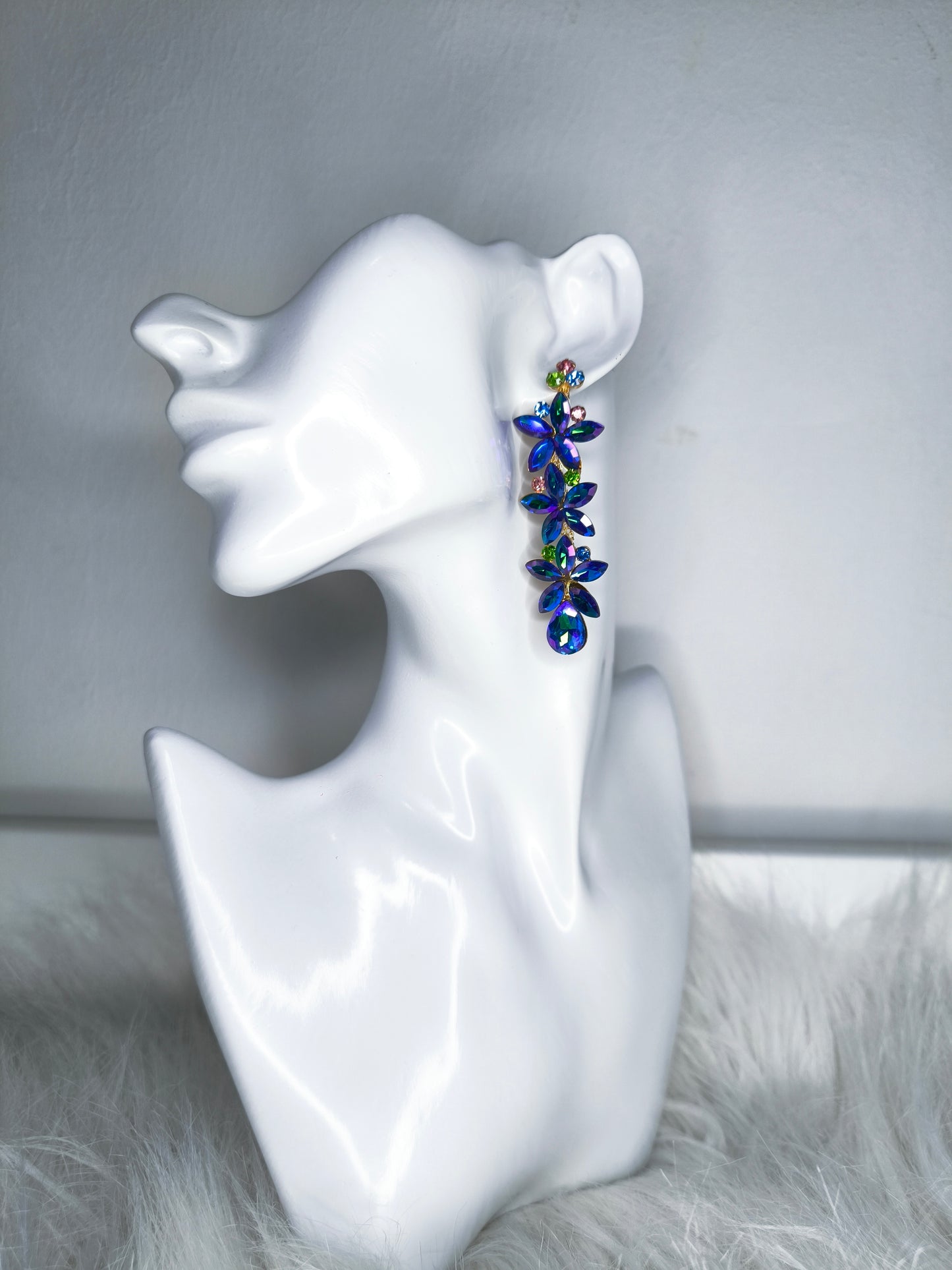 Orecchini pendenti floreali in cristallo colore blu, design elegante con pendente a goccia.