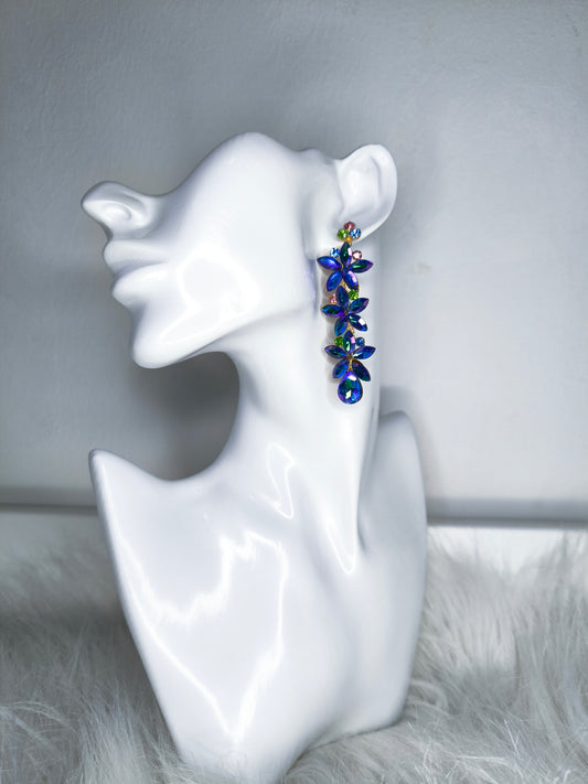Orecchini pendenti floreali in cristallo colore blu, design elegante con pendente a goccia.