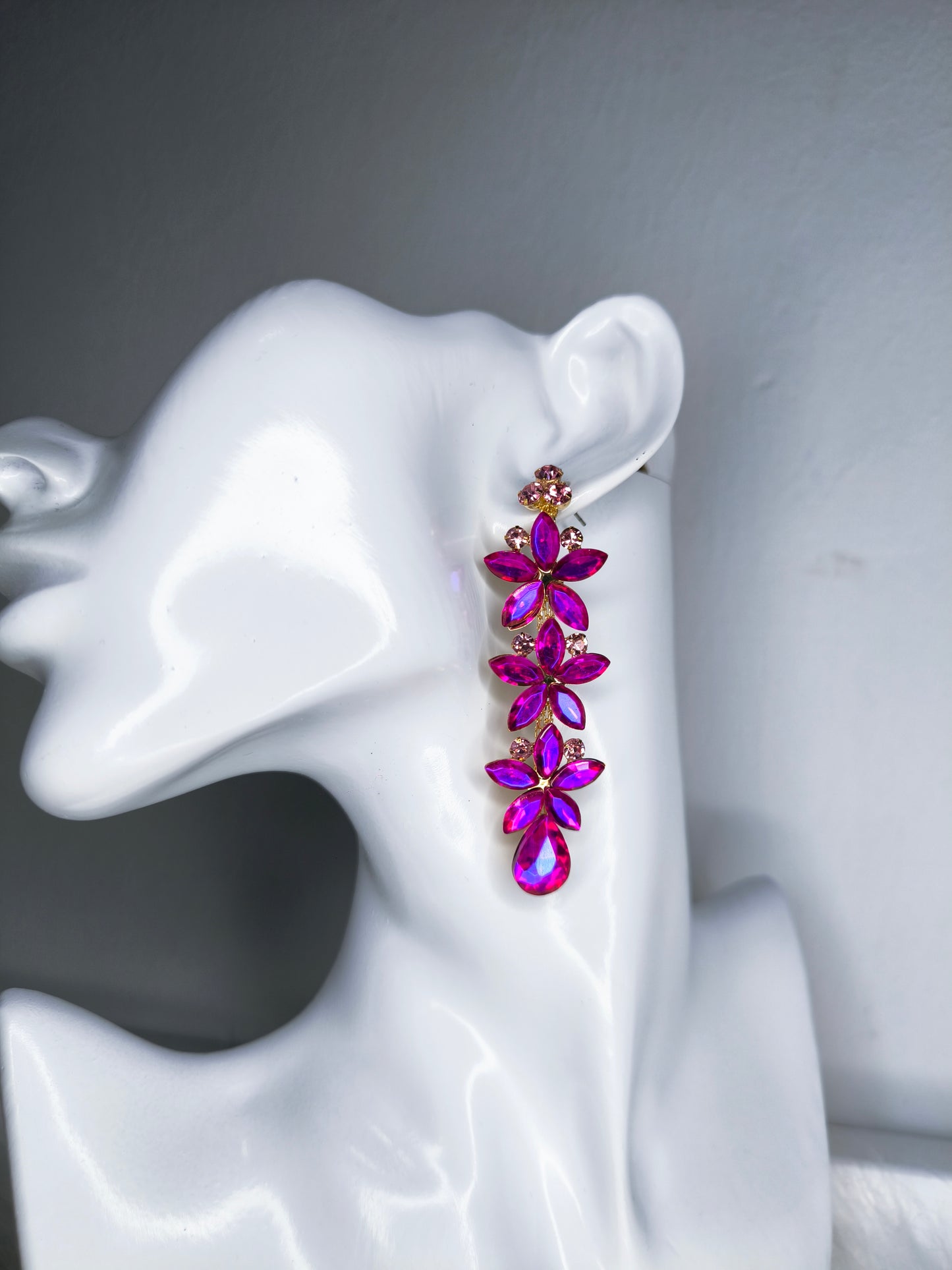 Orecchini pendenti floreali in cristallo colore fucsia, design elegante con pendente a goccia.