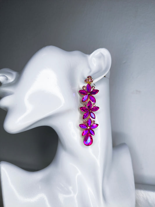 Orecchini pendenti floreali in cristallo colore fucsia, design elegante con pendente a goccia.