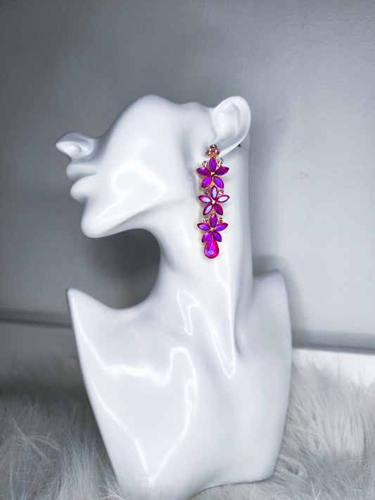 Orecchini pendenti floreali in cristallo colore fucsia, design elegante con pendente a goccia.
