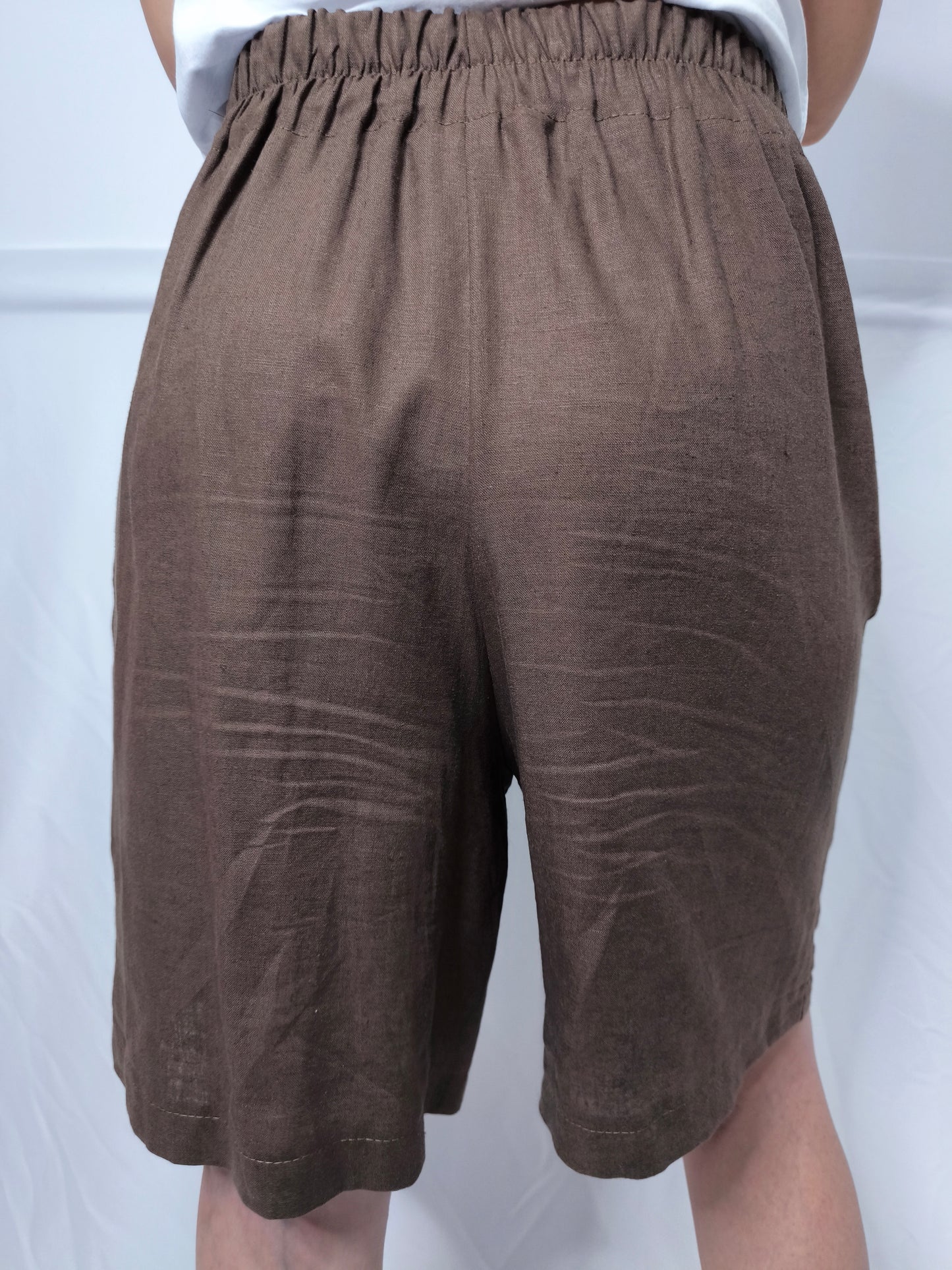 Pantaloncini donna in lino e viscosa con cintura decorativa e vita elastica marrone scuro