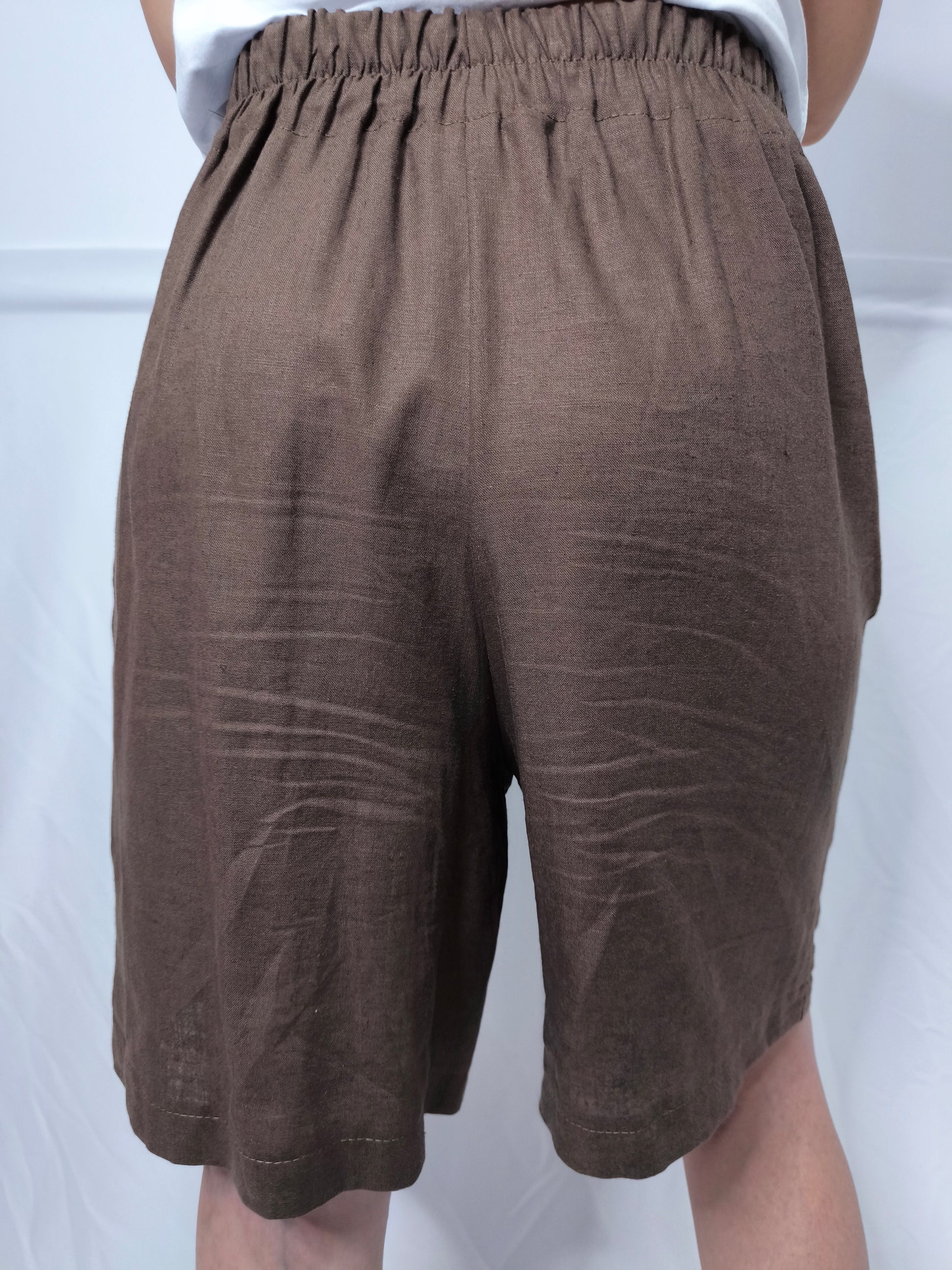Pantaloncini donna in lino e viscosa con cintura decorativa e vita elastica marrone scuro