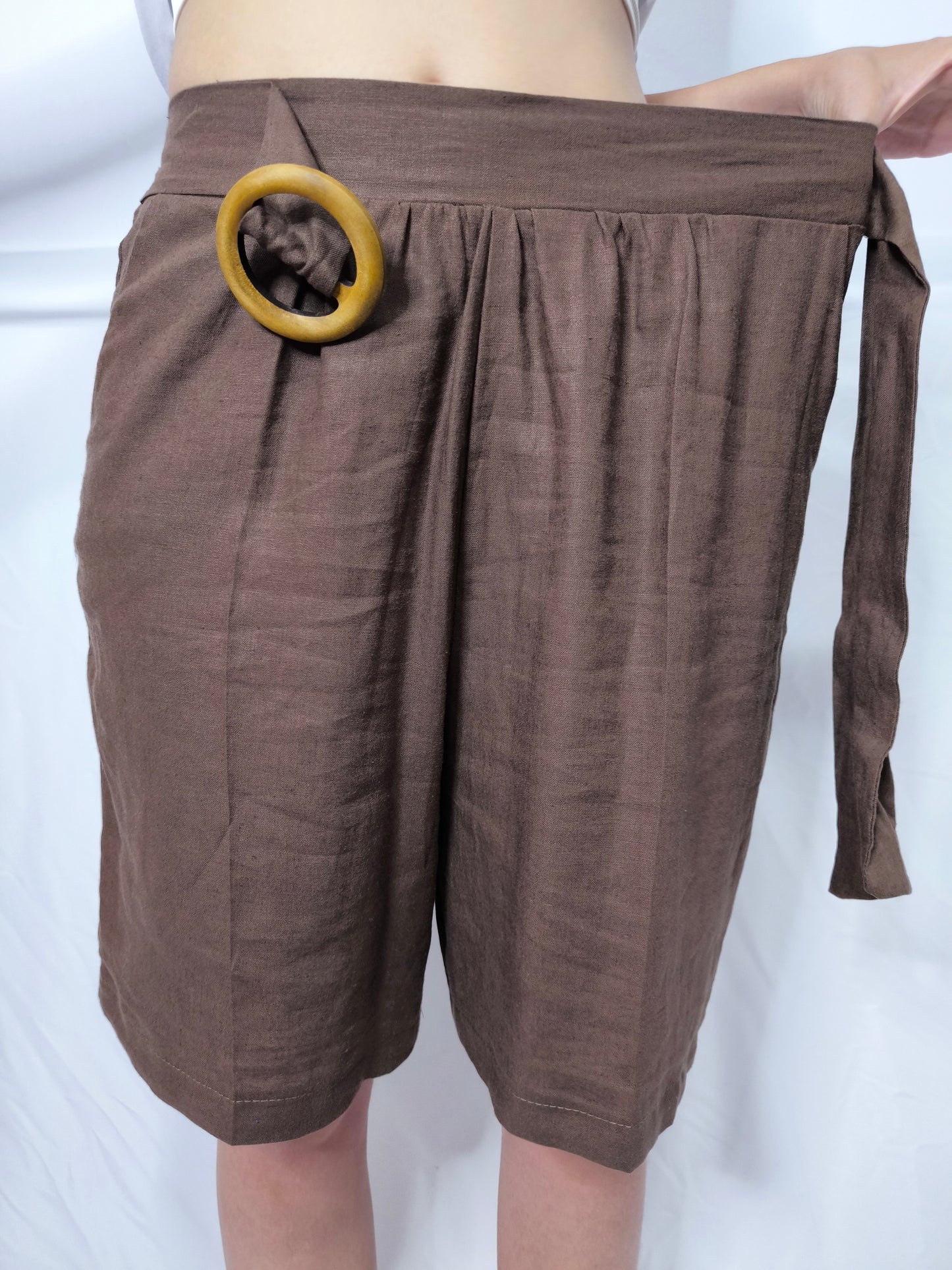 Pantaloncini donna in lino e viscosa con cintura decorativa e vita elastica marrone scuro