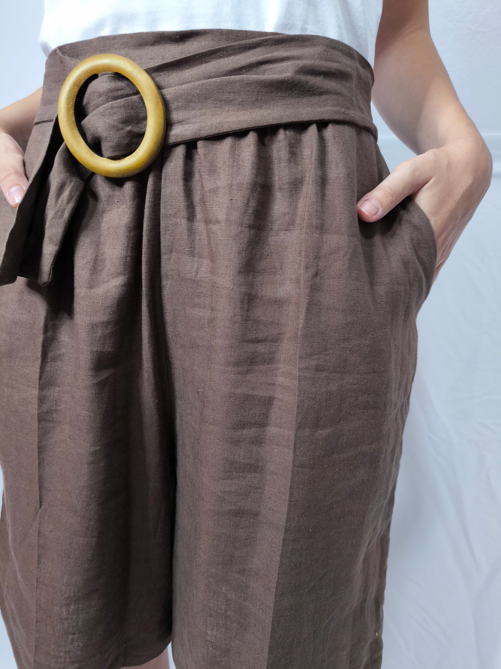 Pantaloncini donna in lino e viscosa con cintura decorativa e vita elastica marrone scuro