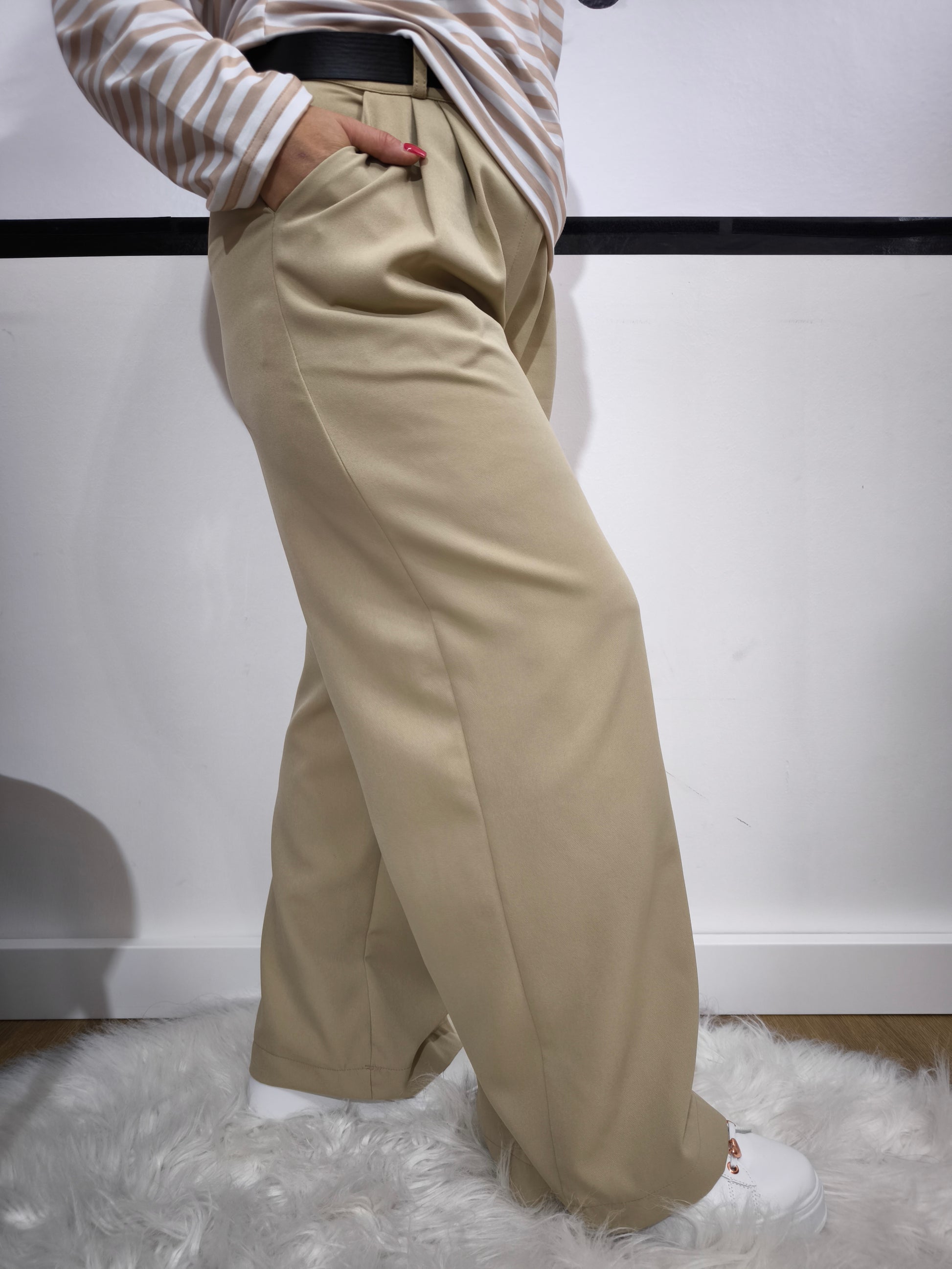 Pantalone beige a gamba larga con pinces - look elegante e casual