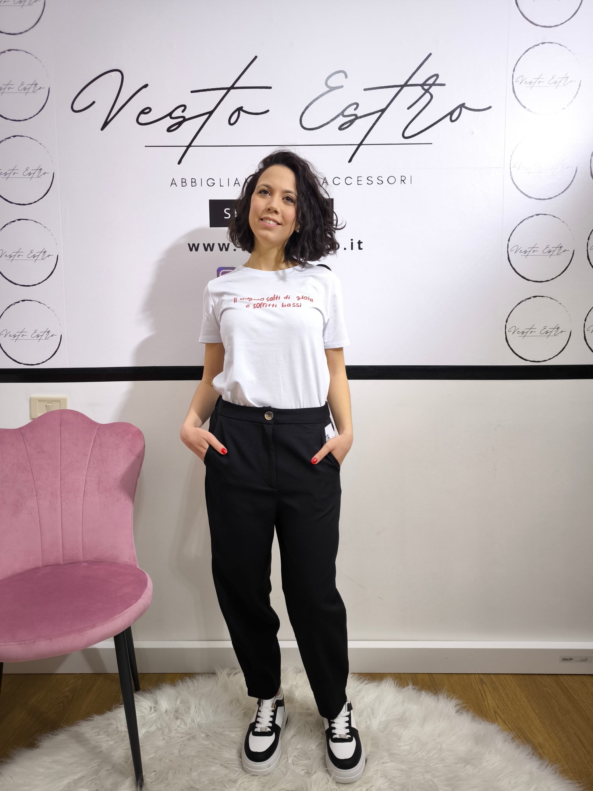 Pantalone nero con tasche posteriori a patta, vestibilità dritta e chiusura con bottone e cerniera, ideale per un look casual chic o formale.