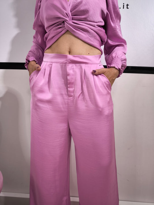 Pantaloni eleganti da donna in raso rosa a vita alta con gamba larga e pieghe frontali