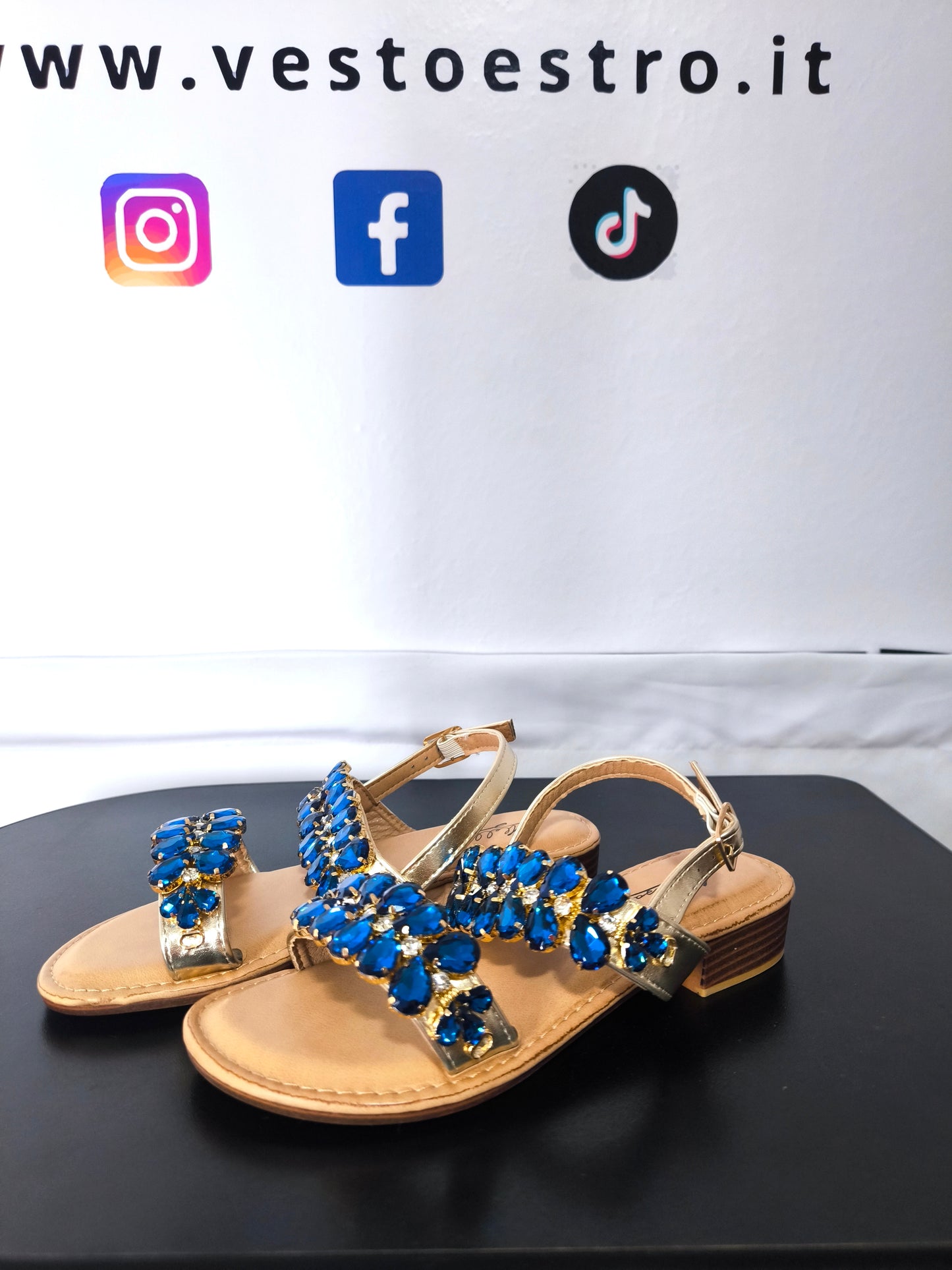 Sandali estivi da donna dorati con gioielli blu
