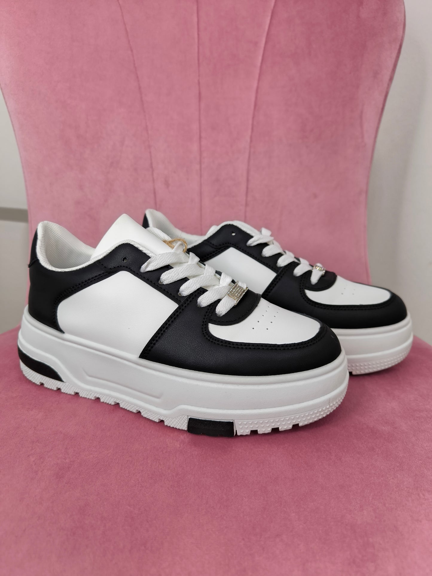 Sneakers bianche con pannelli a contrasto neri