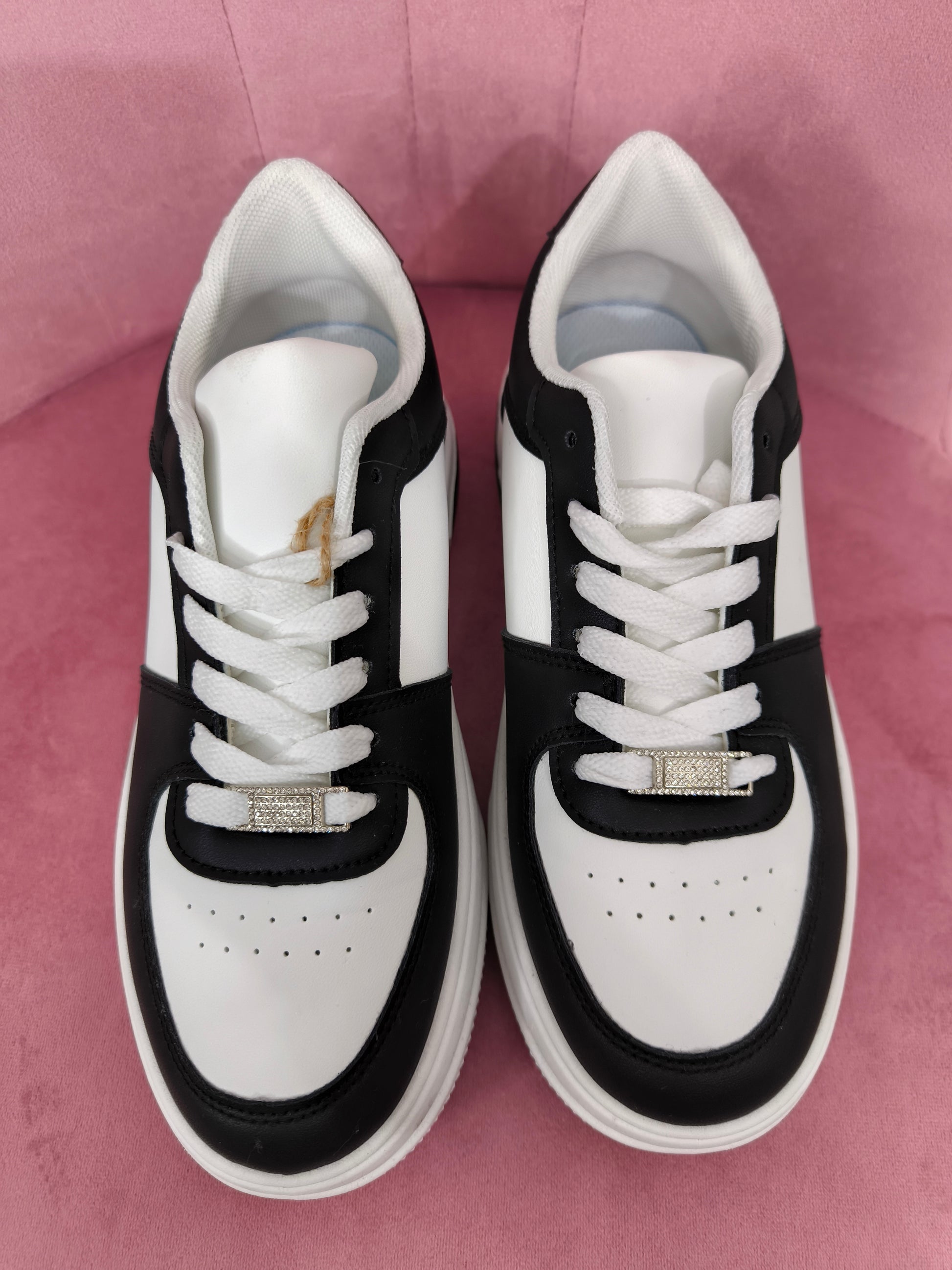 Sneakers bianche con pannelli a contrasto neri