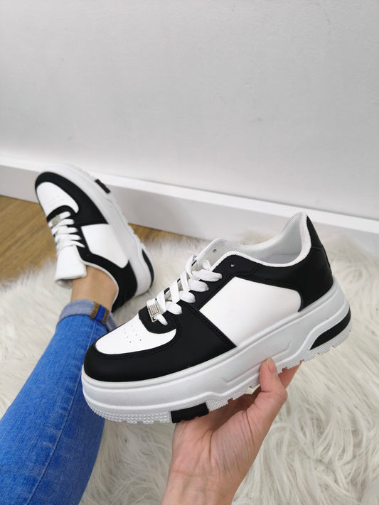 Sneakers bianche con pannelli a contrasto neri