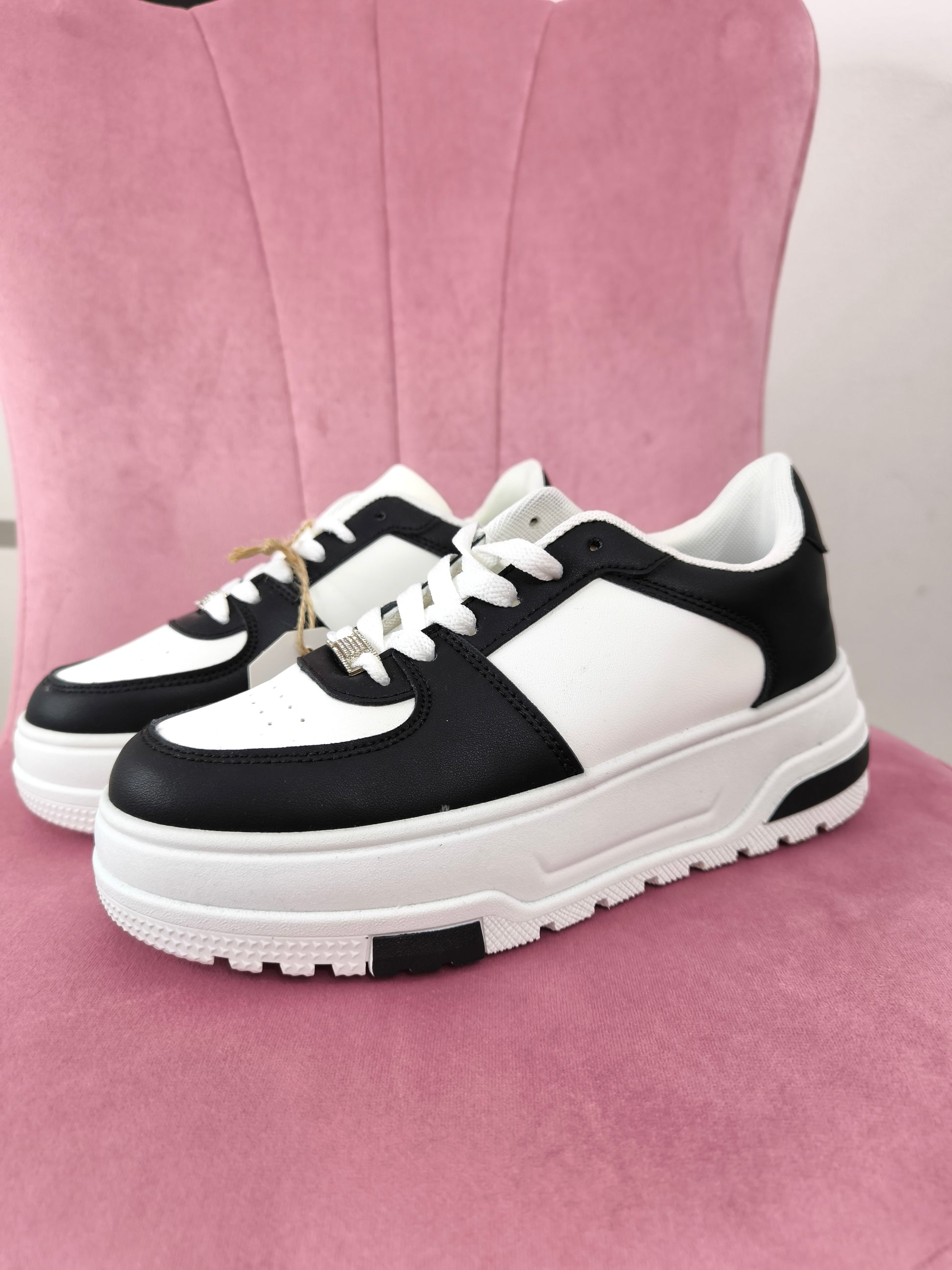 Sneakers bianche con pannelli a contrasto neri