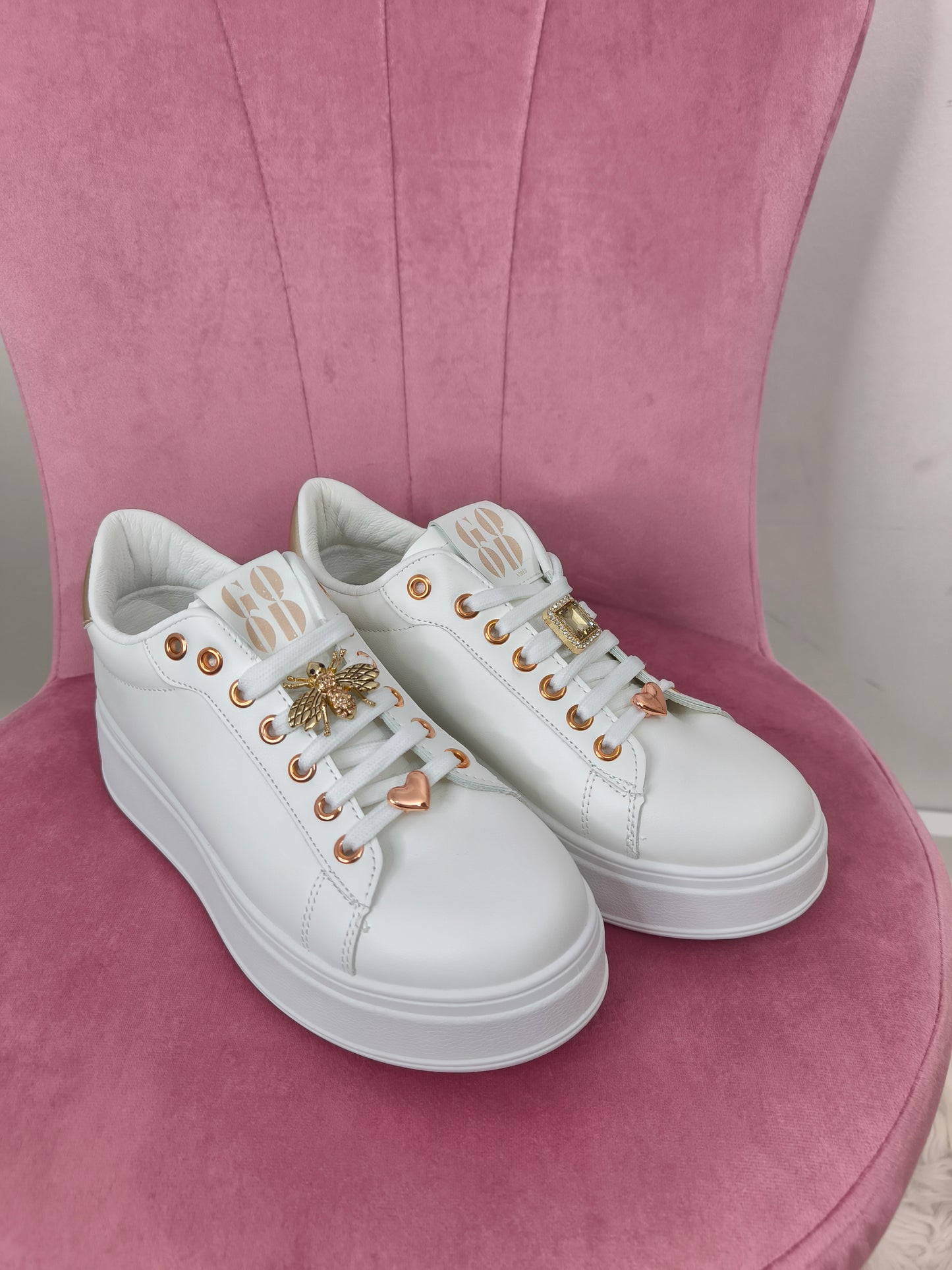 Sneakers bianche con zeppa platform con retro champagne e gioielli sui lacci