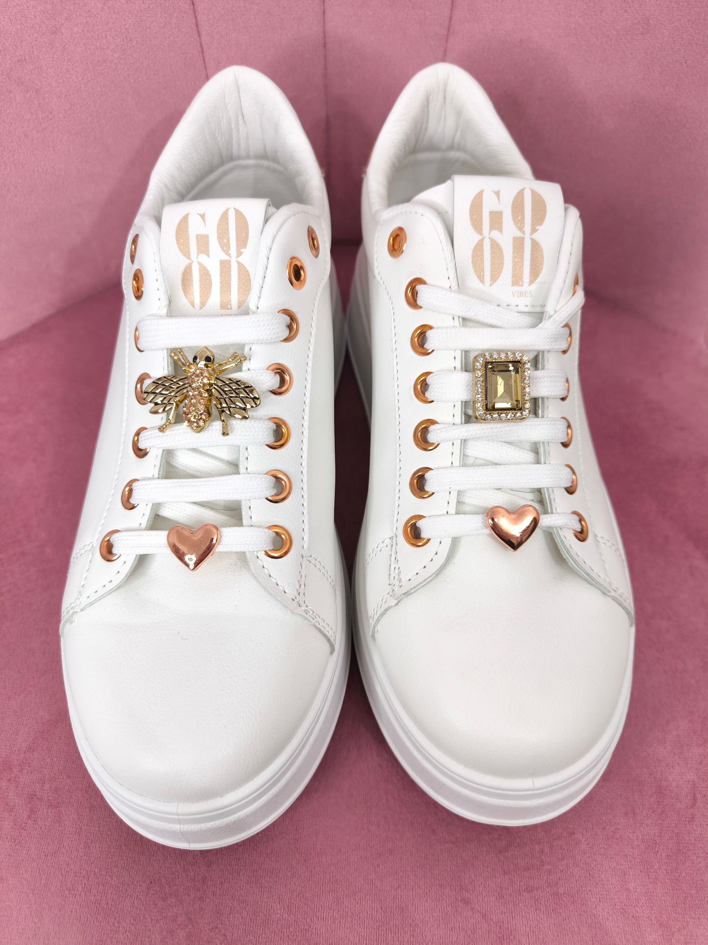 Sneakers bianche con zeppa platform con retro champagne e gioielli sui lacci
