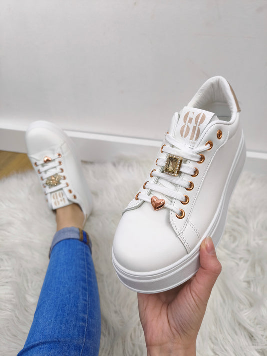 Sneakers bianche con zeppa platform con retro champagne e gioielli sui lacci