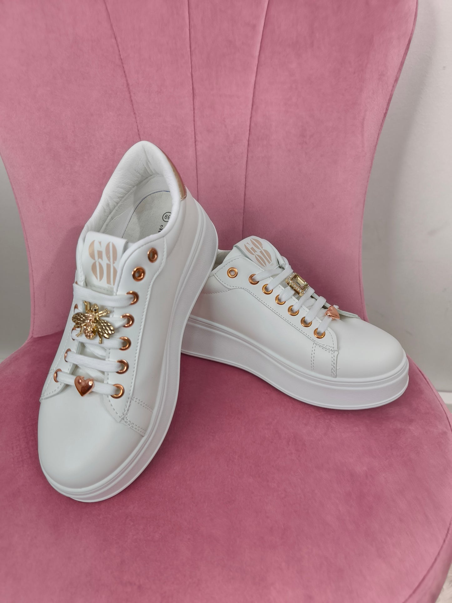 Sneakers bianche con zeppa platform con retro champagne e gioielli sui lacci