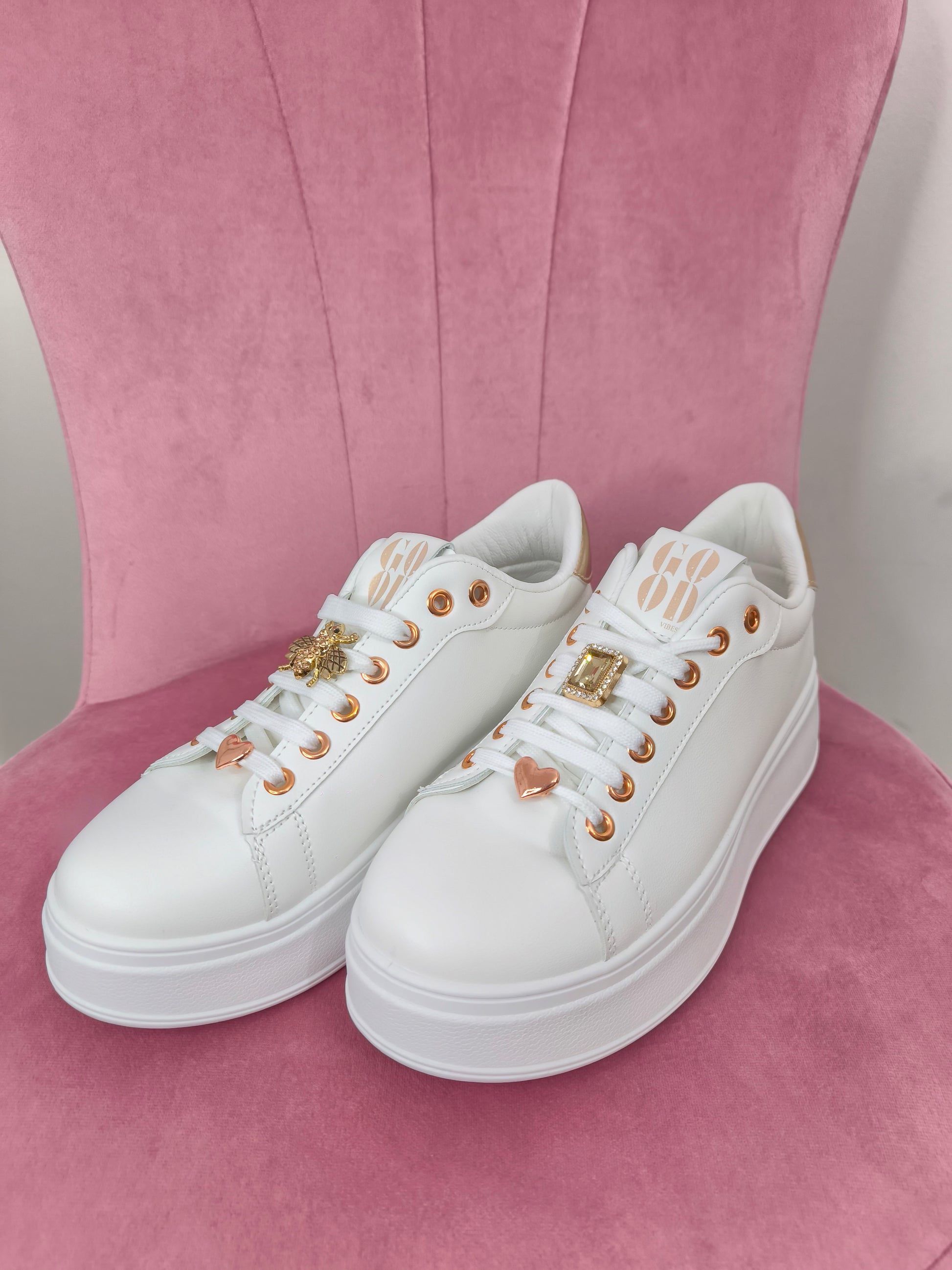 Sneakers bianche con zeppa platform con retro champagne e gioielli sui lacci