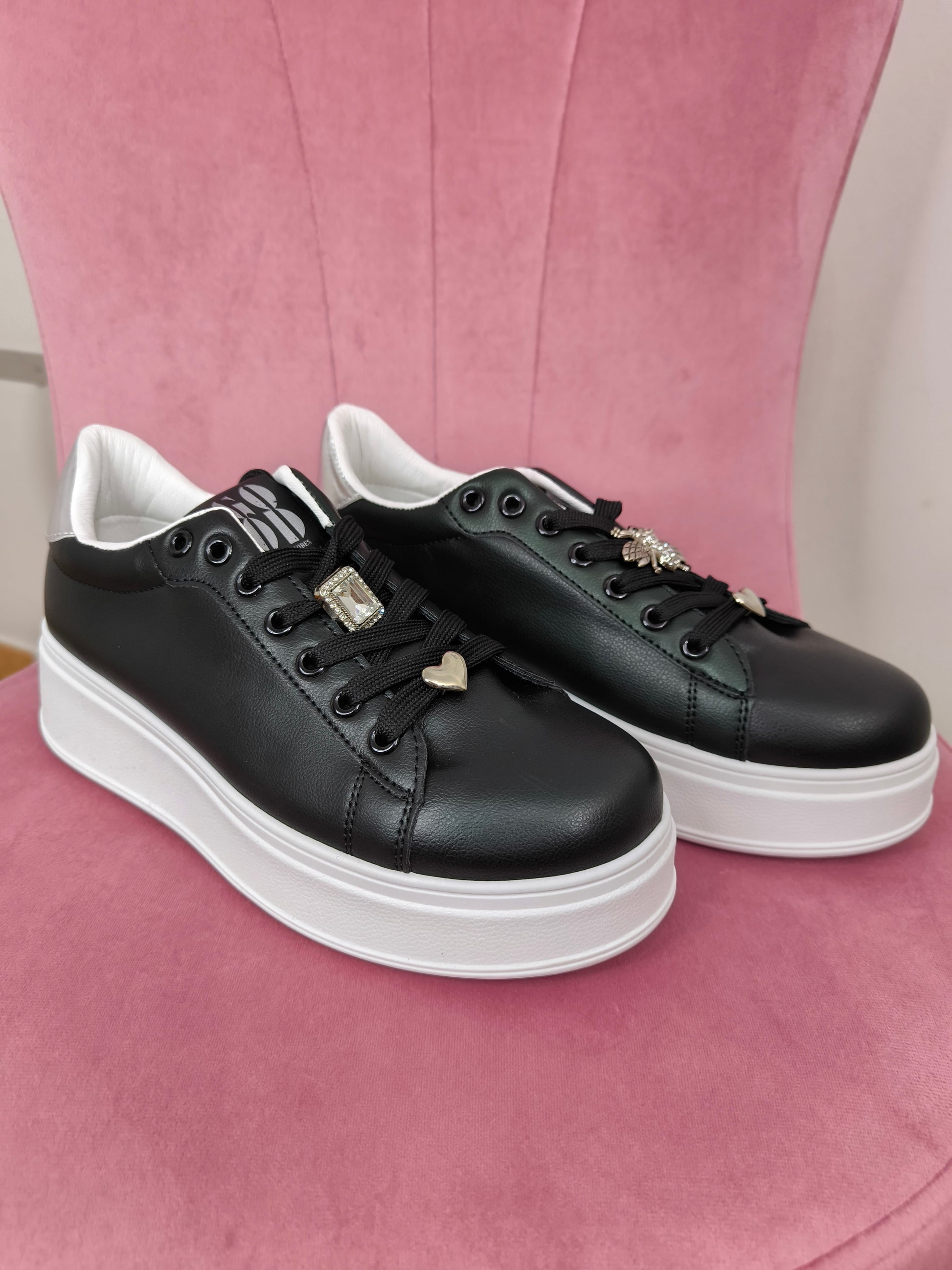 Sneakers nere con zeppa platform con retro argento e gioielli sui lacci