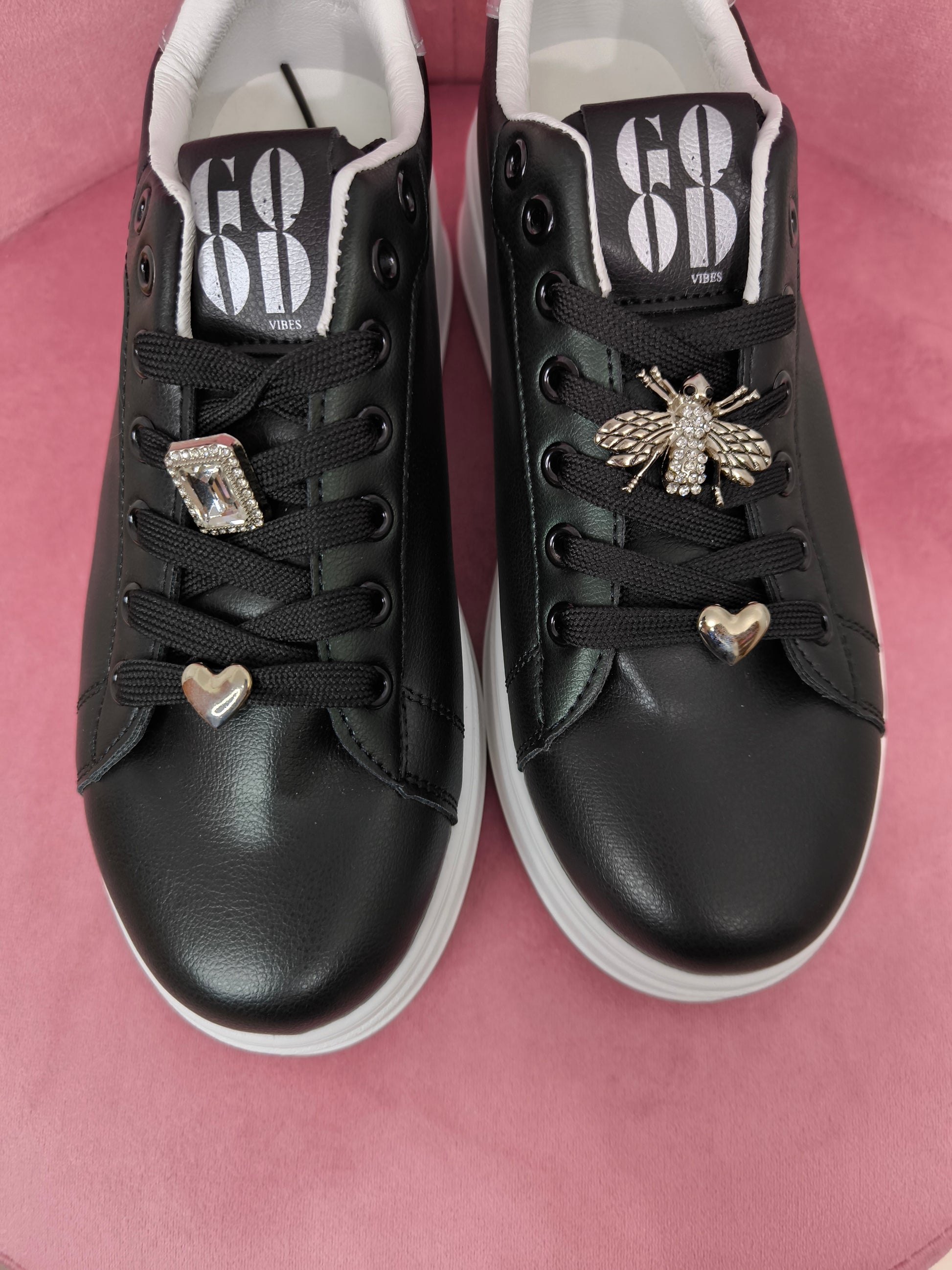 Sneakers nere con zeppa platform con retro argento e gioielli sui lacci