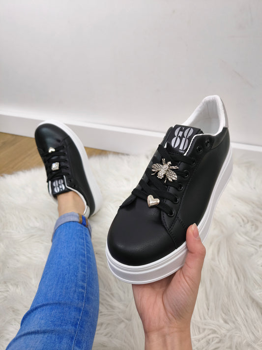 Sneakers nere con zeppa platform con retro argento e gioielli sui lacci