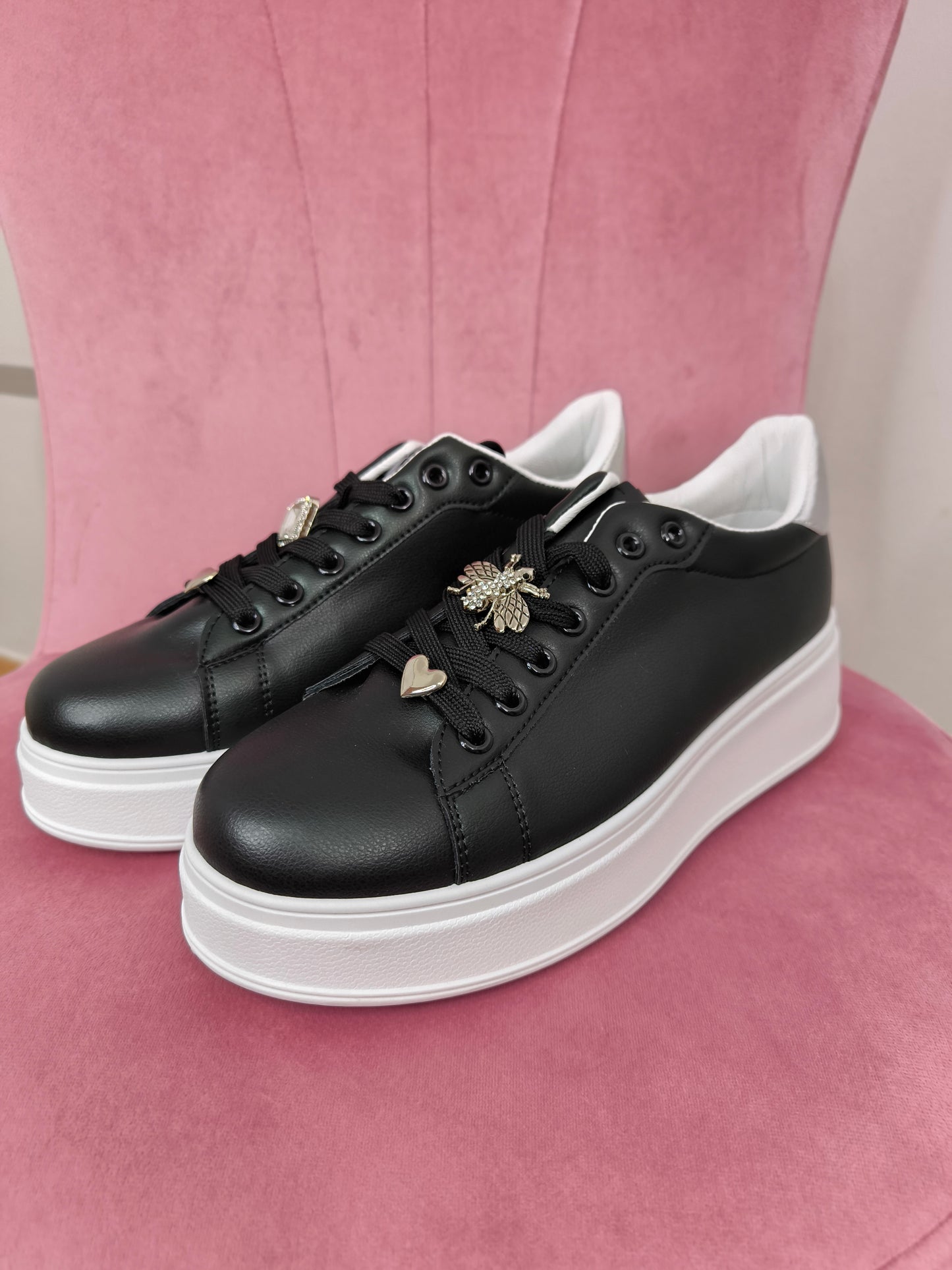 Sneakers nere con zeppa platform con retro argento e gioielli sui lacci