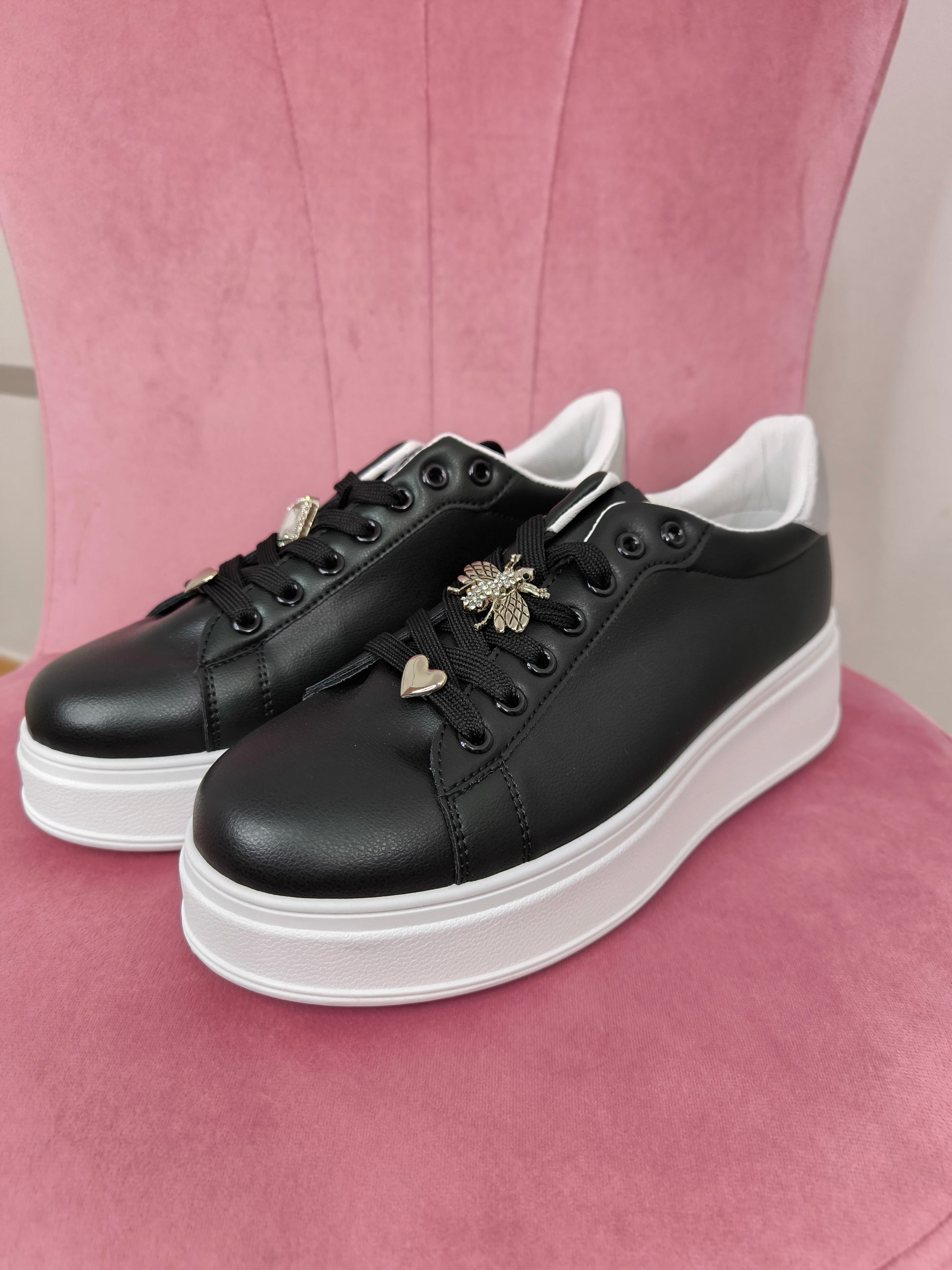 Sneakers nere con zeppa platform con retro argento e gioielli sui lacci