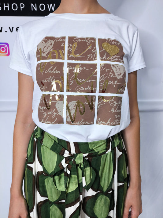 T-shirt bianca e marrone con scritte decorative e dettagli dorati