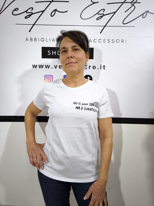 T-shirt Ho il sole dentro, ma è lunatico abbinato a jeans
