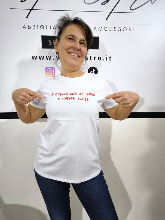 T-shirt Ti auguro salti di gioia e soffitti bassi abbinati a jeans