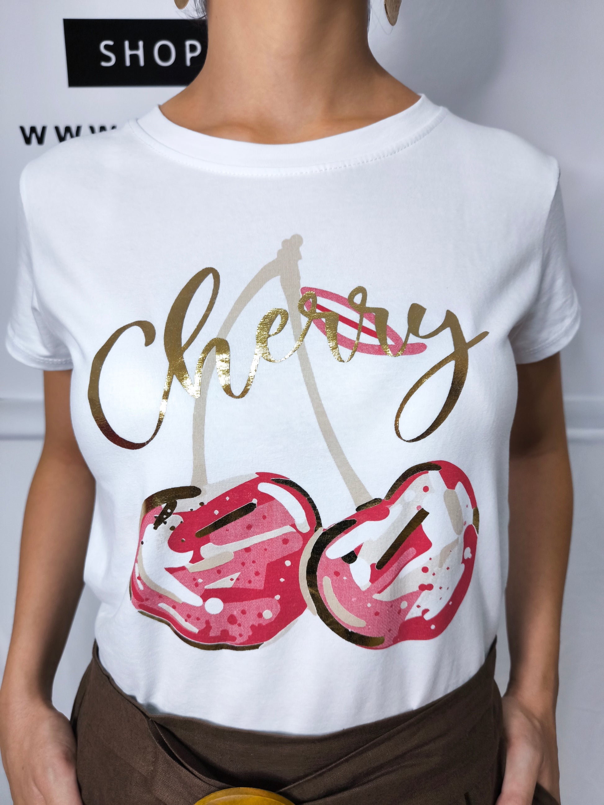 T-shirt bianca donna "Cherry" in cotone elasticizzato  con ciliegie rosse e scritta dorata