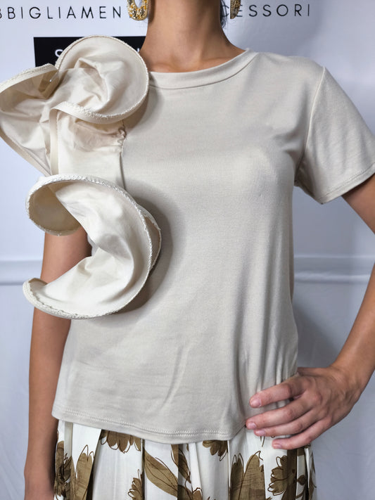 T-shirt beige elasticizzata in cotone con volant decorativo