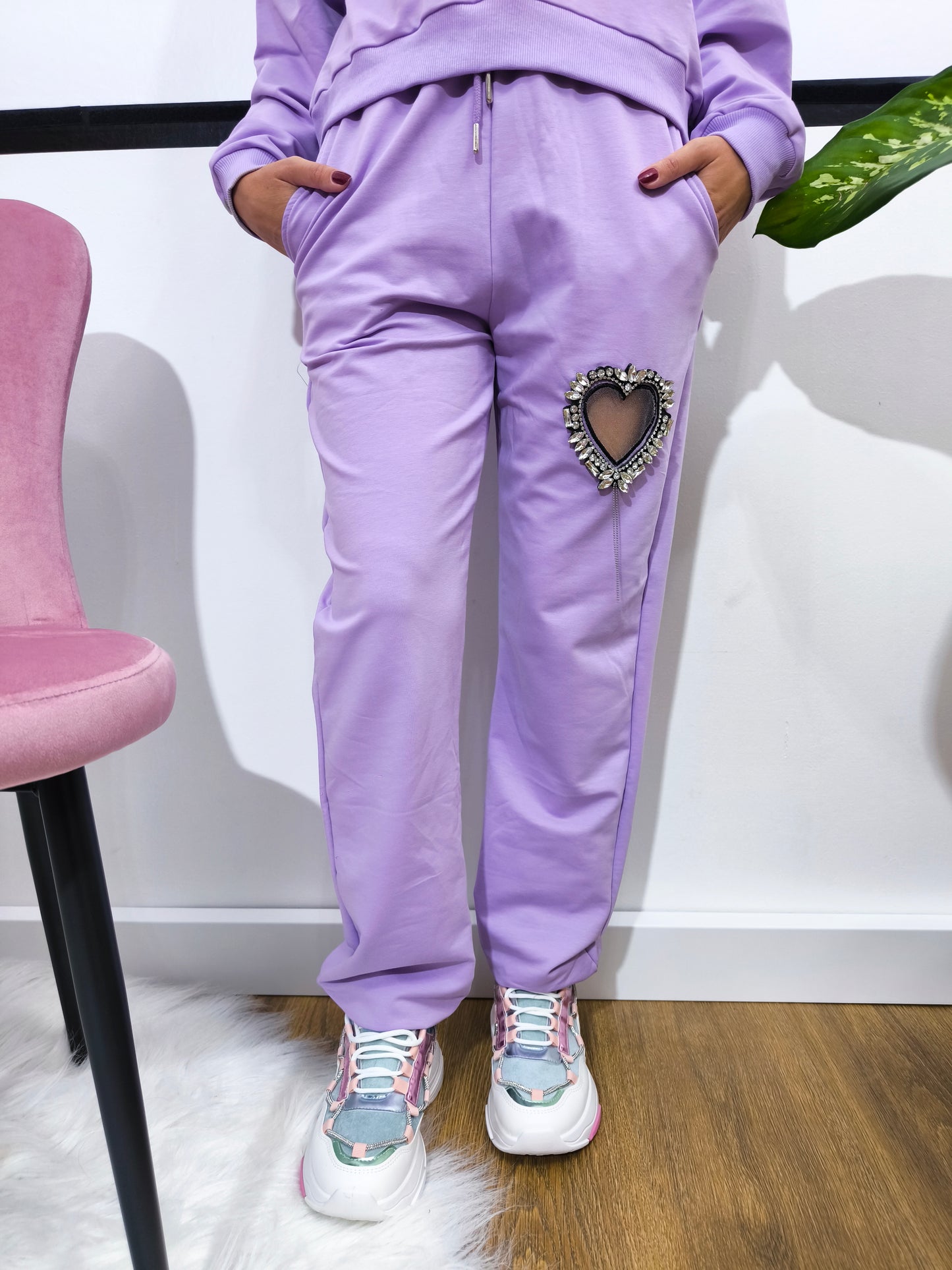 Tuta in cotone organico da donna, composta da felpa e pantaloni con applicazioni cuore gioiello, look casual e glamour.