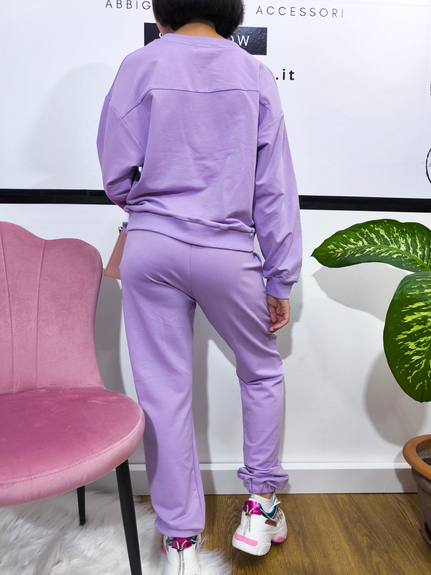 Tuta in cotone organico da donna, composta da felpa e pantaloni con applicazioni cuore gioiello, look casual e glamour.