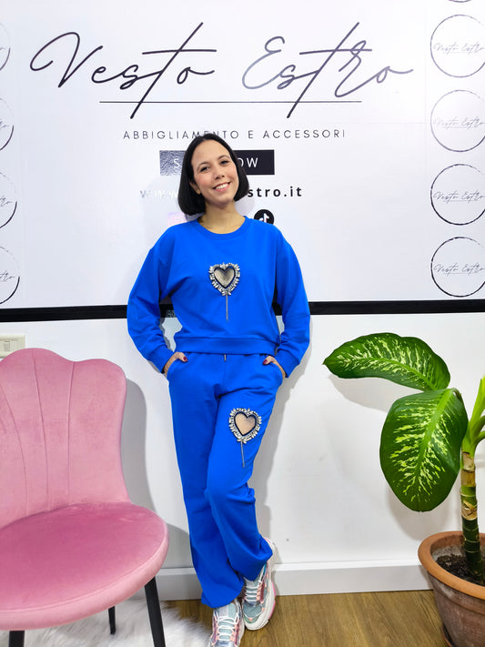 Tuta in cotone organico da donna, composta da felpa e pantaloni con applicazioni cuore gioiello, look casual e glamour.