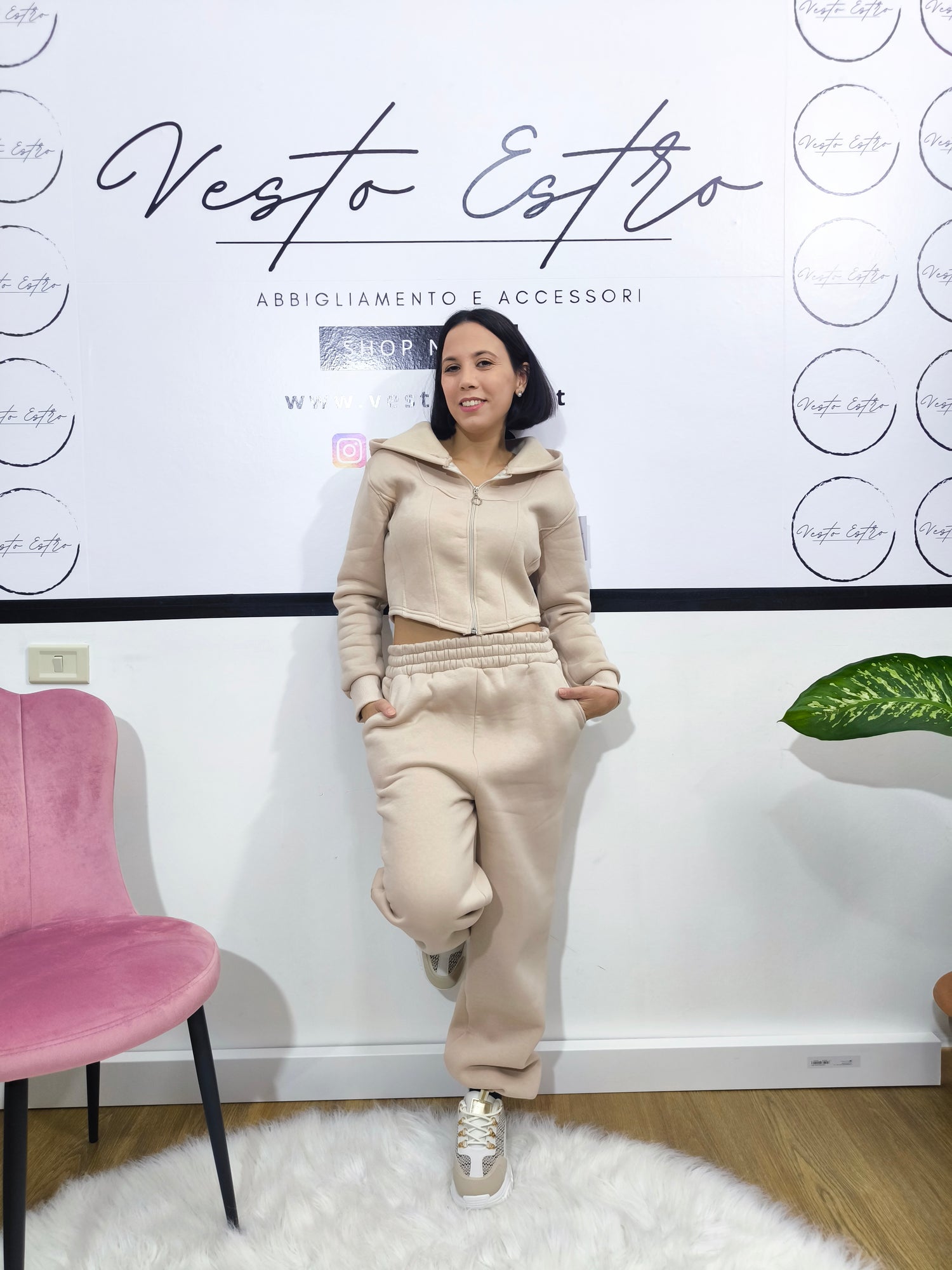 Tuta felpata beige da donna con felpa con cappuccio e pantaloni con elastico in vita