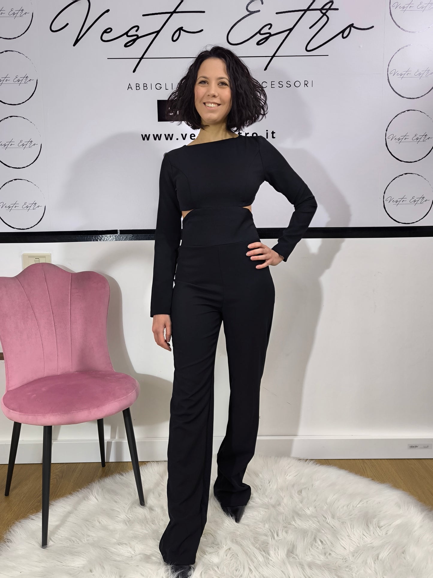 Tuta intera nera elegante da donna con maniche lunghe e dettagli cut-out e pantalone palazzo