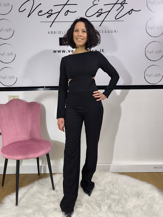 Tuta intera nera elegante da donna con maniche lunghe e dettagli cut-out e pantalone palazzo