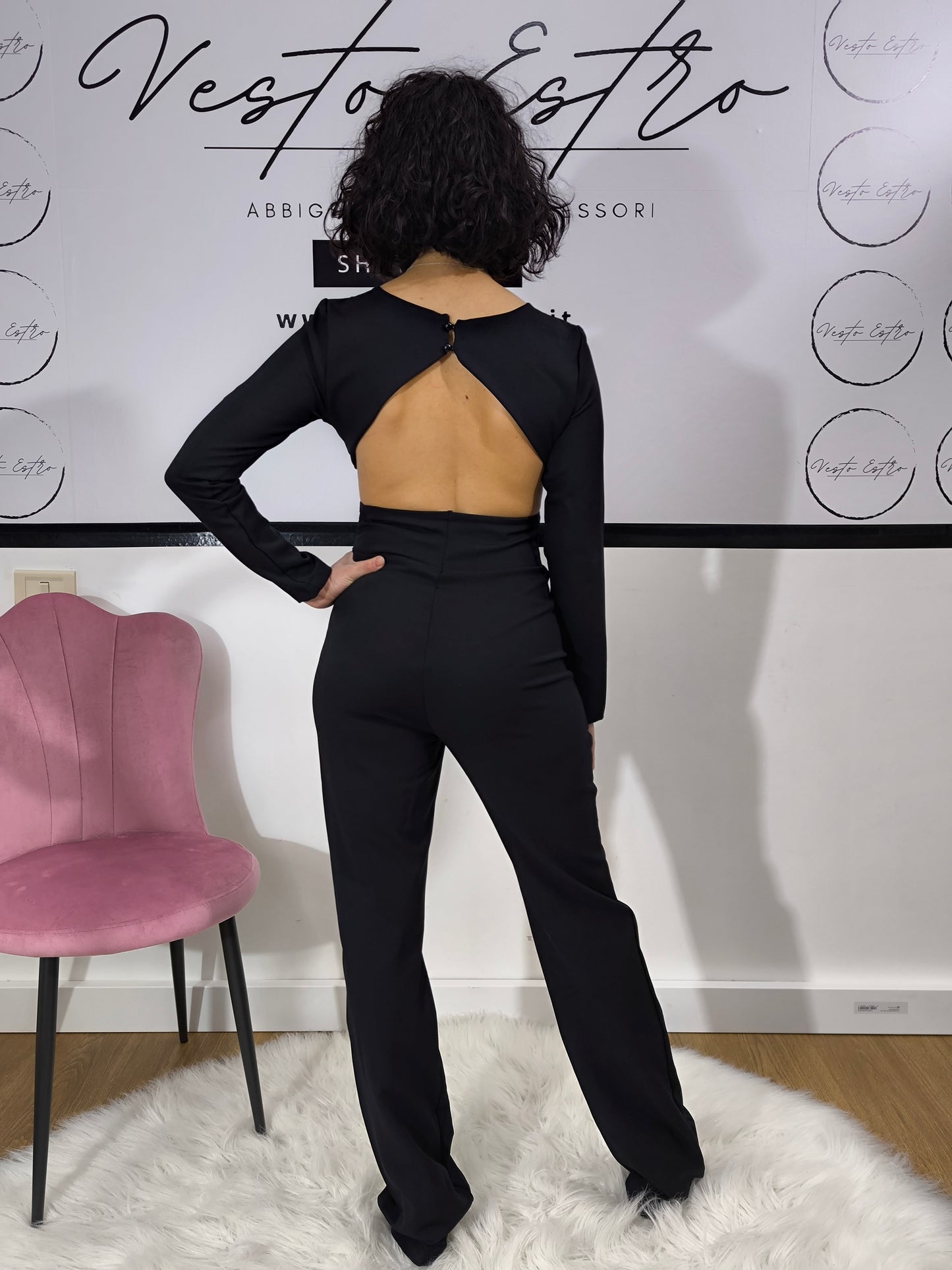 Tuta intera nera elegante da donna con maniche lunghe e dettagli cut-out e pantalone palazzo