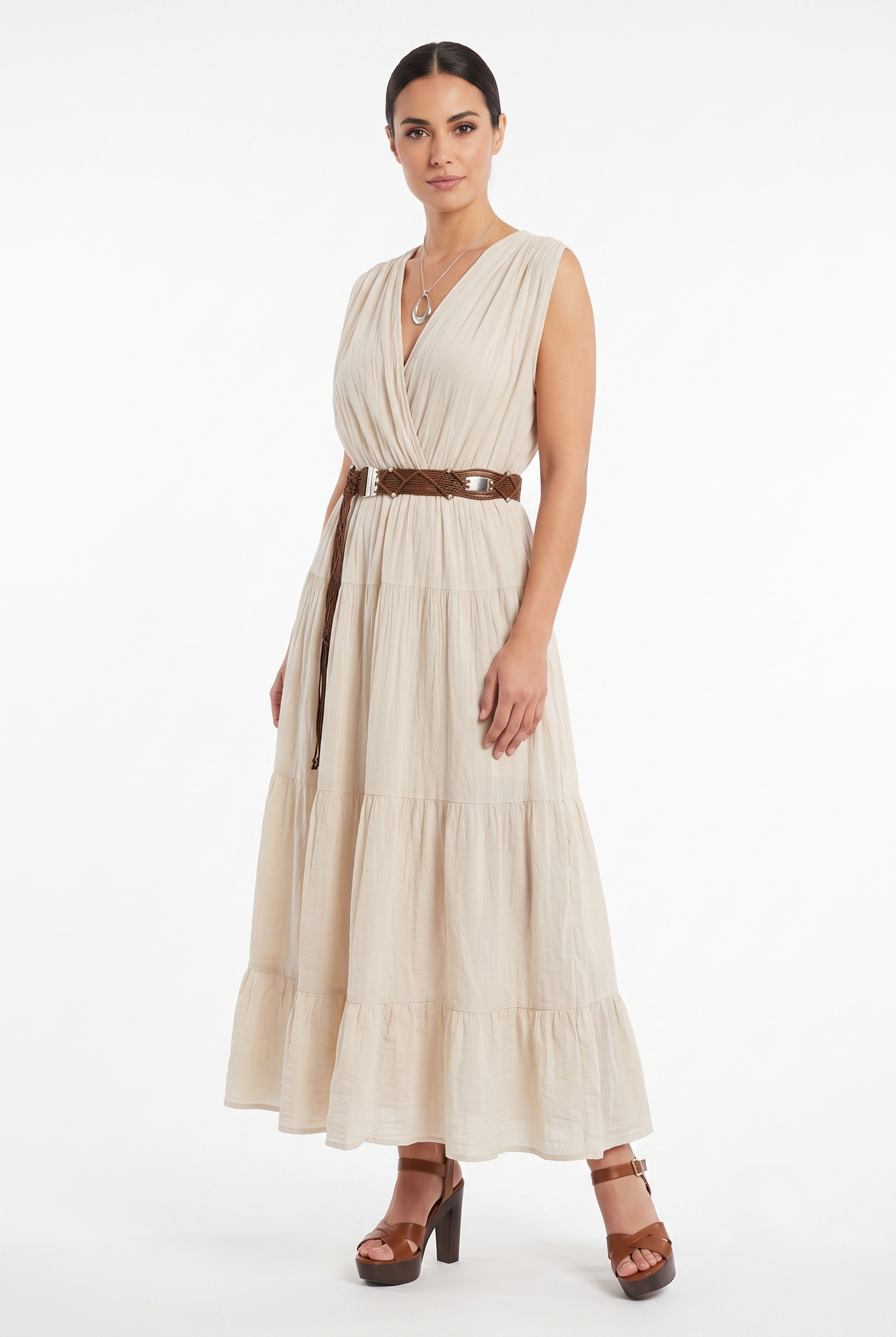 Abito lungo beige in cotone a balze con scollo incrociato e cintura in vita