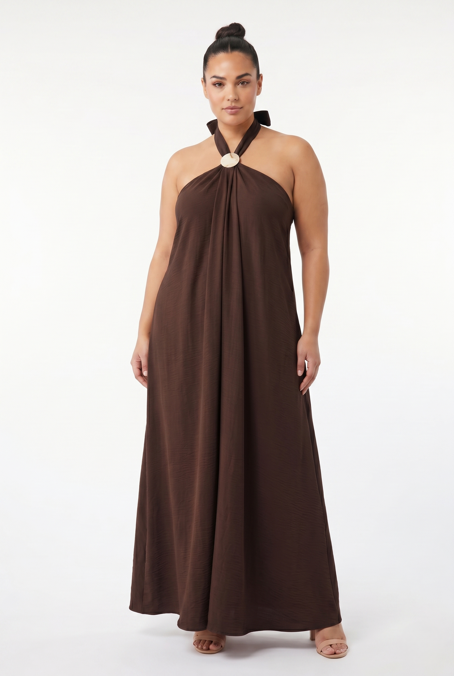 Abito lungo curvy marrone cioccolato con dettaglio gioiello, scollo halter ed elastico sulla schiena