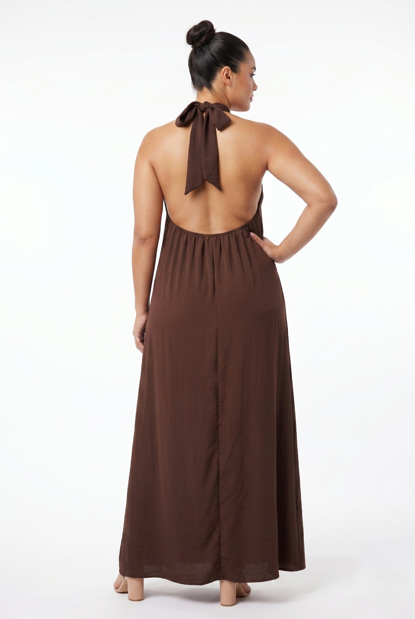 Abito lungo curvy marrone cioccolato con dettaglio gioiello, scollo halter ed elastico sulla schiena