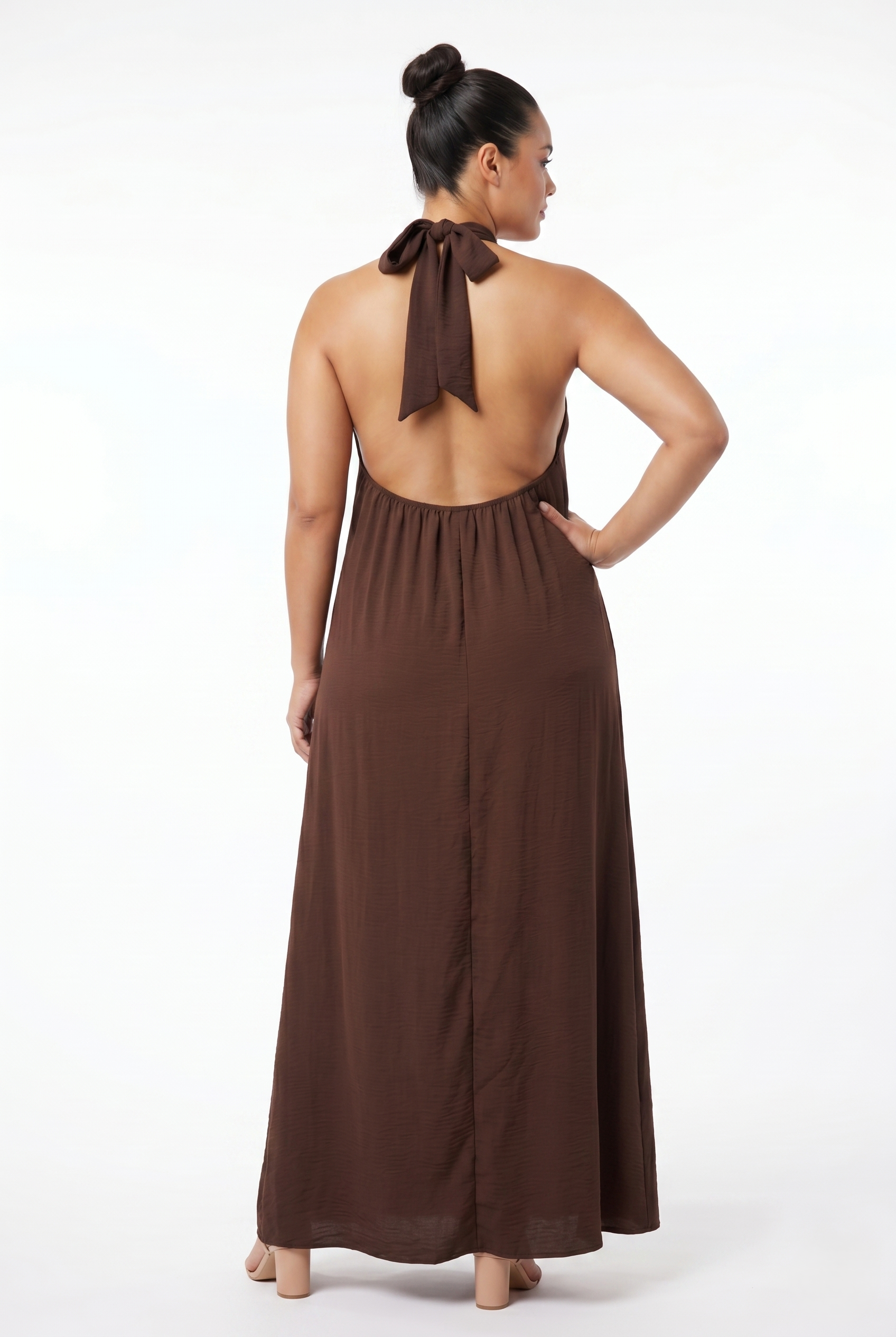Abito lungo curvy marrone cioccolato con dettaglio gioiello, scollo halter ed elastico sulla schiena