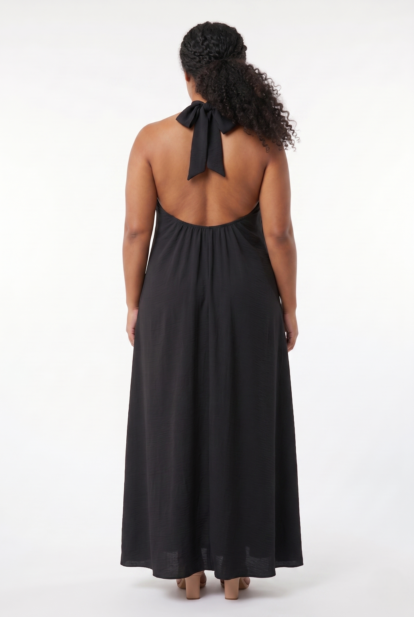 Abito lungo curvy nero in viscosa elasticizzata con scollo halter, dettaglio schiena e vestibilità morbida dalla 48 alla 56