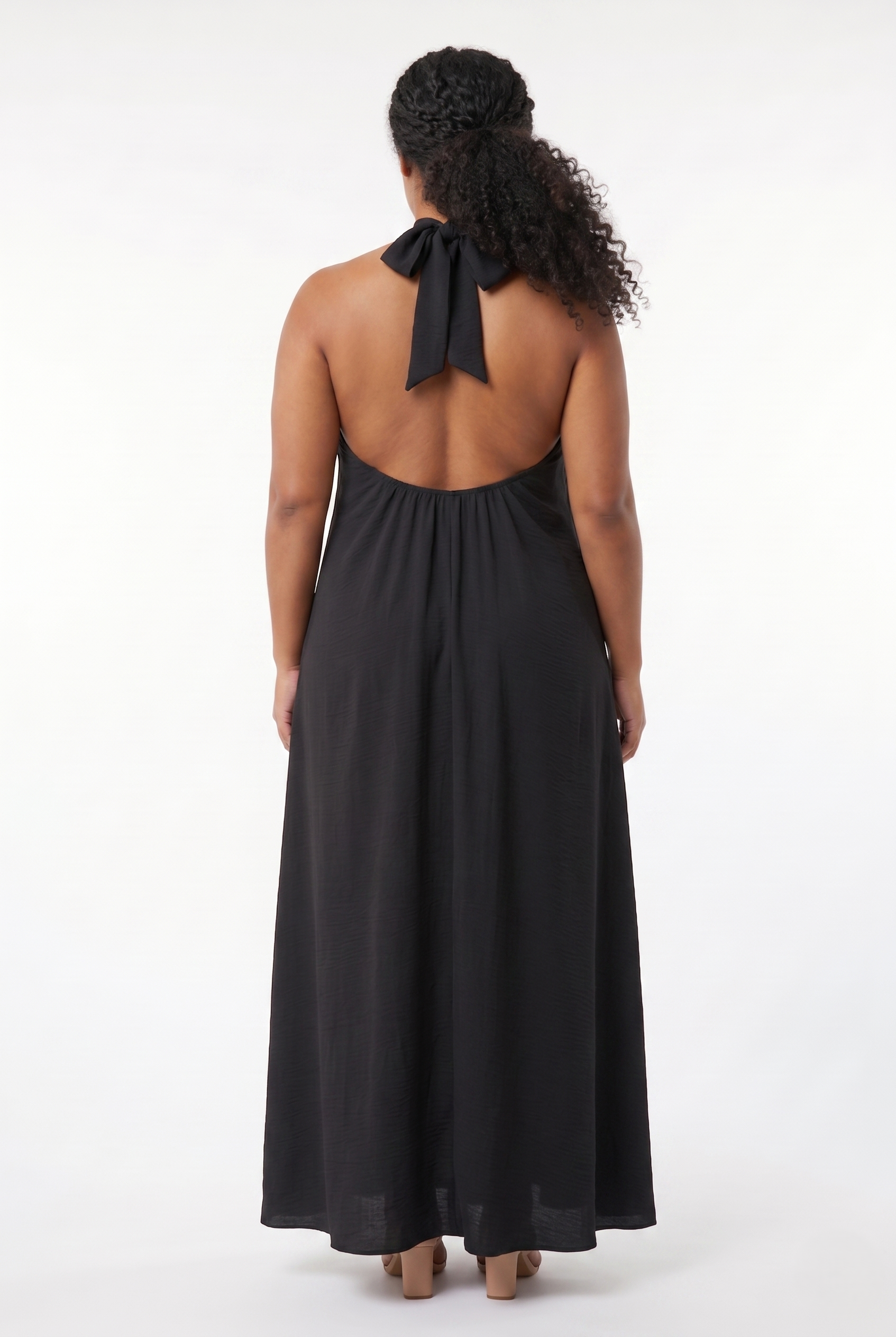 Abito lungo curvy nero in viscosa elasticizzata con scollo halter, dettaglio schiena e vestibilità morbida dalla 48 alla 56