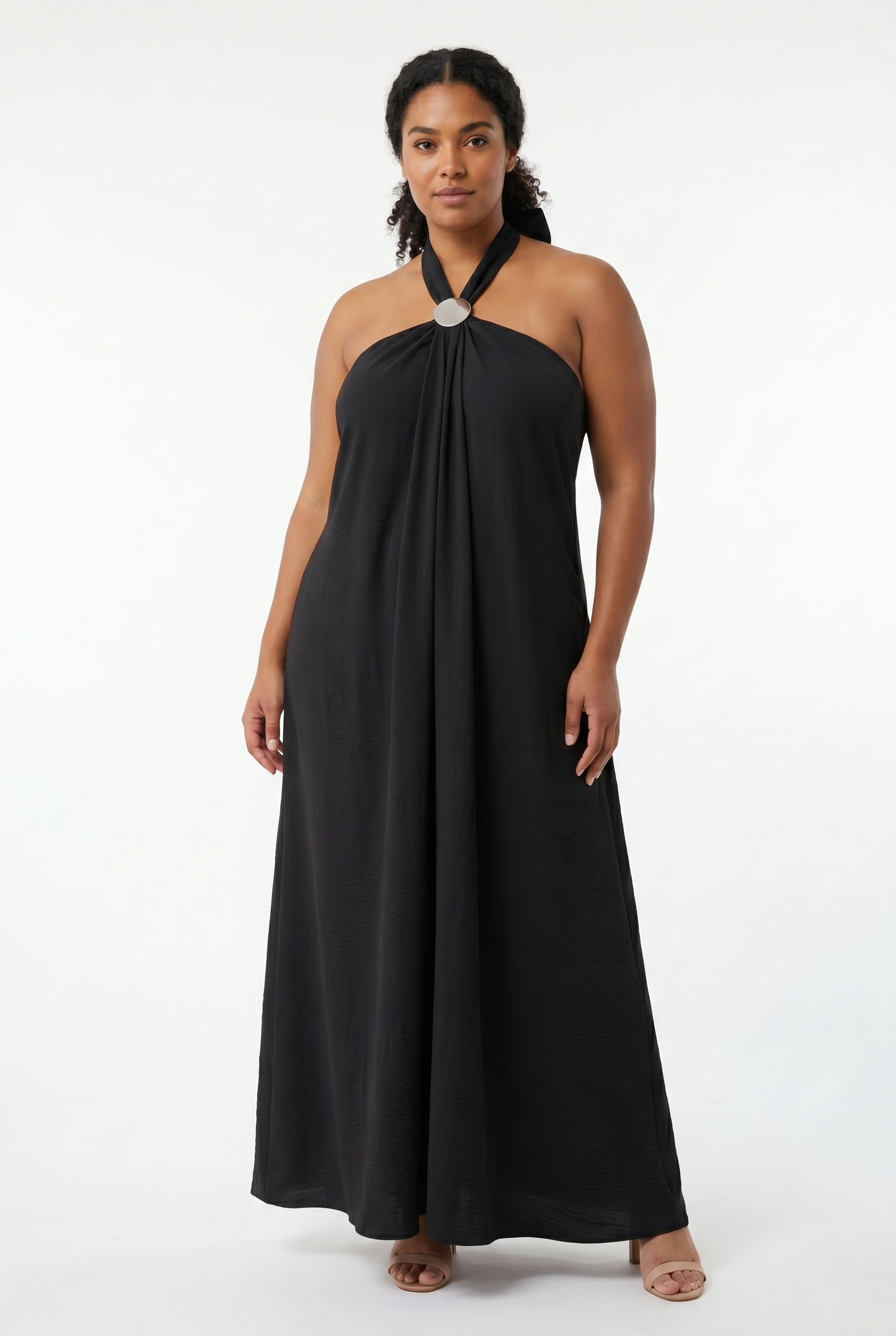 Abito lungo curvy nero in viscosa elasticizzata con scollo halter, dettaglio gioiello e vestibilità morbida dalla 48 alla 56