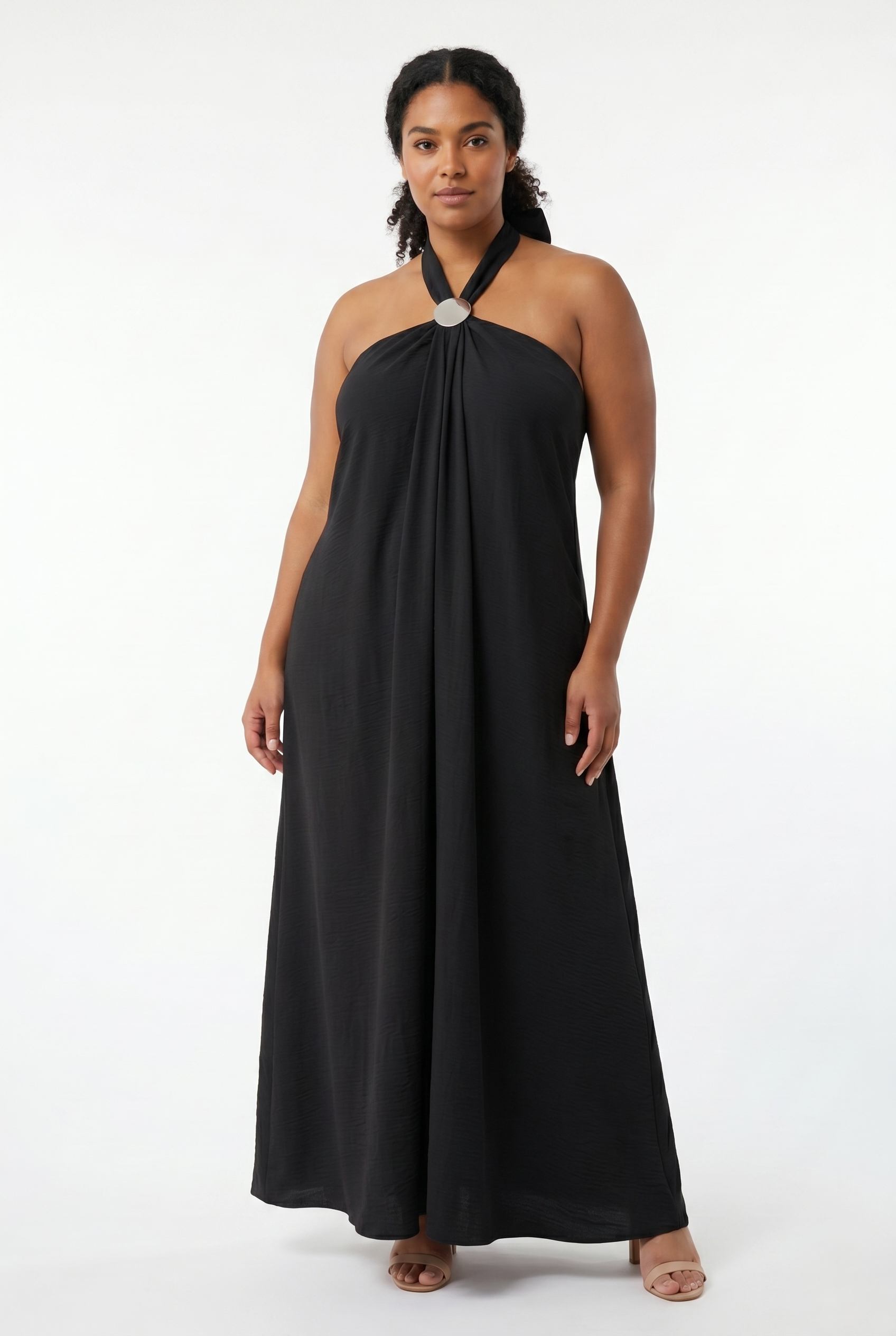 Abito lungo curvy nero in viscosa elasticizzata con scollo halter, dettaglio gioiello e vestibilità morbida dalla 48 alla 56
